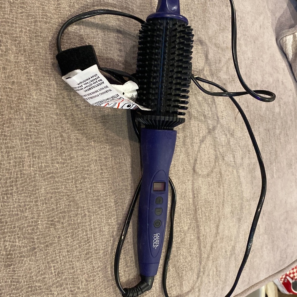 Like New Calista 1.25 hot barrel iron . Adjustable heat settings